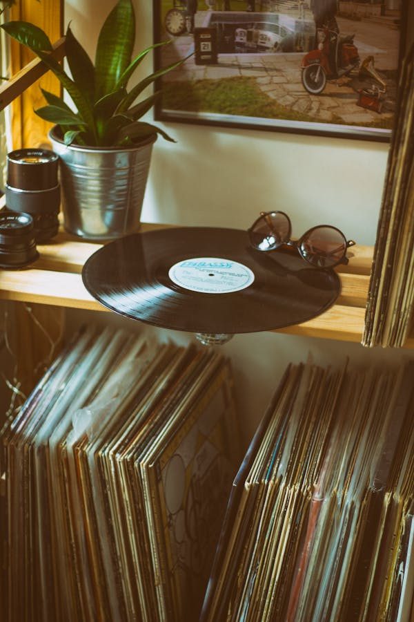 Les incontournables vinyles hardtek pour électriser vos soirées