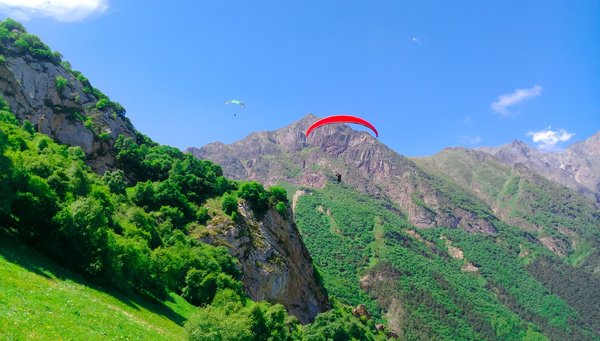 Quelle est la particularité d'un vol en parapente ?