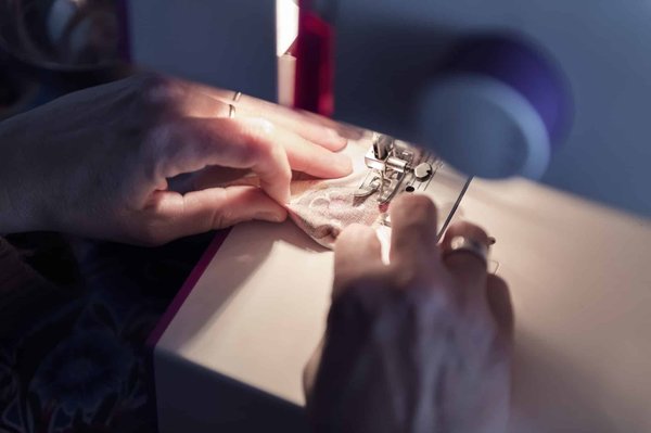 Machine à coudre mécanique ou électronique : faites le bon choix