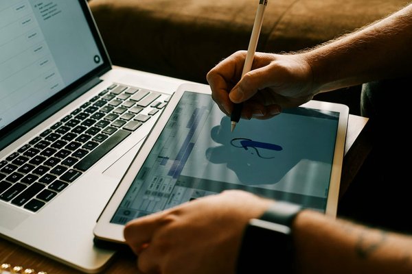 Quels sont les principes de la calligraphie chinoise appliqués dans le design graphique moderne ?